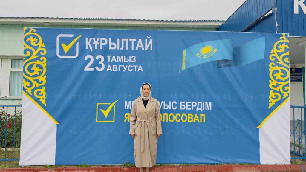 «Исторический момент нужно встречать вместе»: ветеран-педагог проголосовала на выборах в Курултай